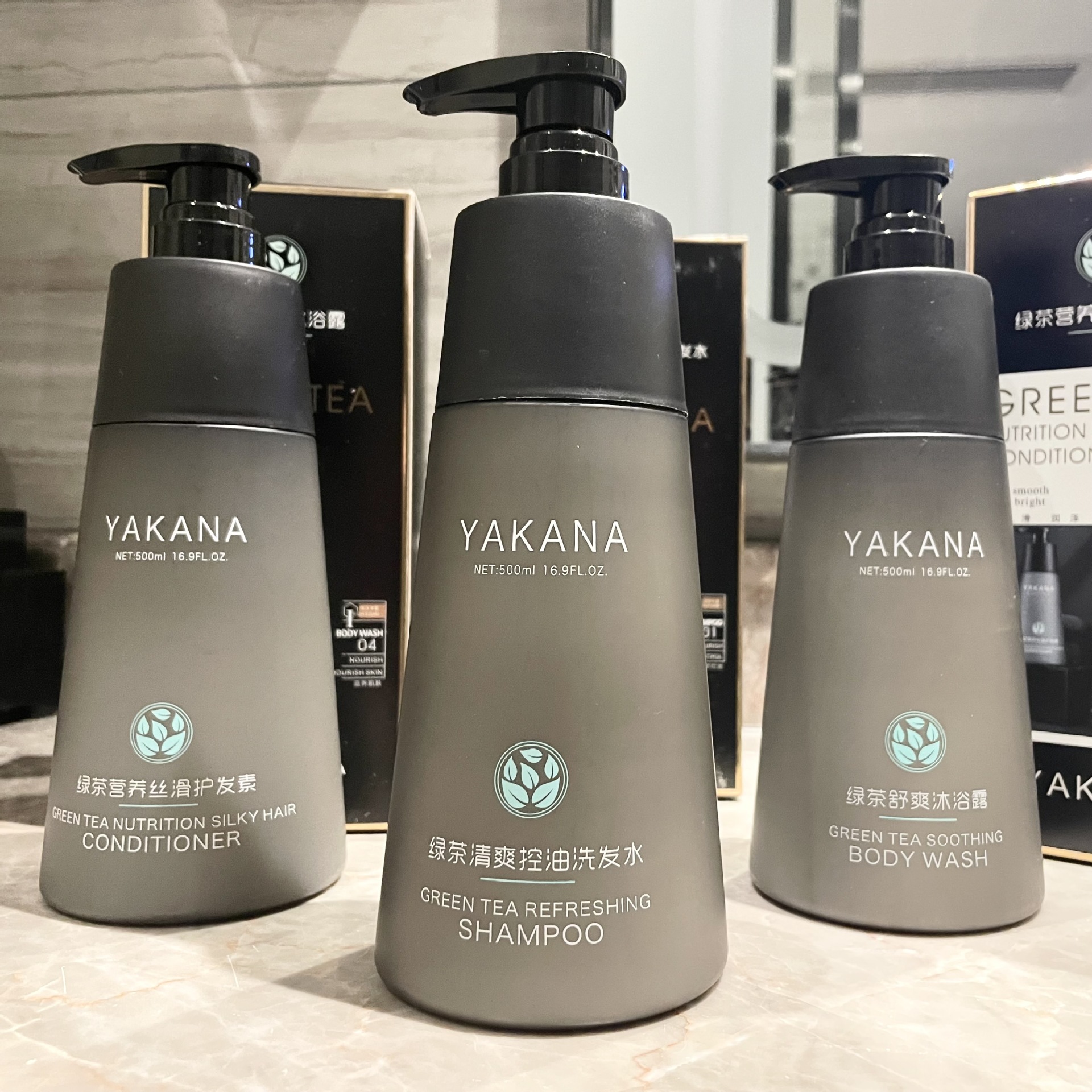 綠茶清爽控油洗發(fā)水沐浴露護(hù)發(fā)素三件套貼牌代加工,見證生產(chǎn)過程